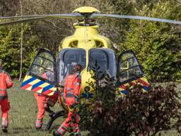 De ruiter werd met spoed afgevoerd naar het ziekenhuis (foto: Tom van der Put/SQ Vision Mediaprodukties)