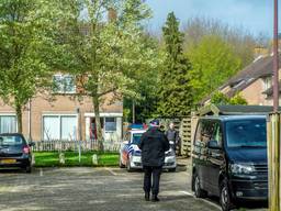 In Oudenbosch viel een arrestatieteam een woning in de Spuilaan binnen. (Foto: Peter Braakmann)