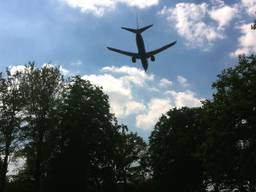 Een vliegtuig op weg naar Eindhoven Airport (foto: Raoul Cartens)