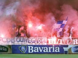 Supporters van FC Den Bosch op de M-Side (foto: VI Images).