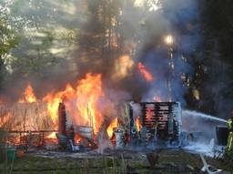 De brandweer lukte het helaas niet het chalet te redden (foto: Danny van Schijndel).