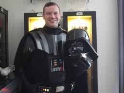 Joost Dirkx in zijn pak van Darth Vader. (Foto: BankGiro Loterij)