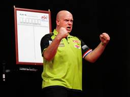 Michael van Gerwen komt vanavond in actie voor de Premier League of Darts tegen Peter Wright (foto: VI Images).