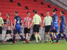 De spelers lopen van het veld vanwege het onweer (foto: OrangePictures).