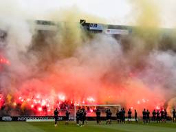 De NAC-supporters bezorgen de spelers een sfeervolle training. (Foto: Marcel van Dorst)