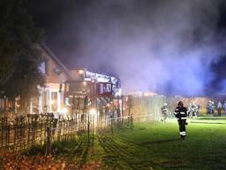 Bij de brand is veel rook vrijgekomen (foto: Marco van den Broek/SQ Vision Mediaprodukties)