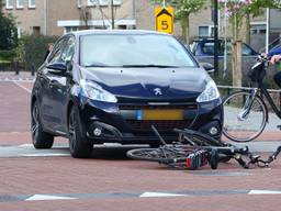 De auto raakte het tweetal op het fietspad (foto: Charles Mallo/SQ Vision Mediaprodukties)