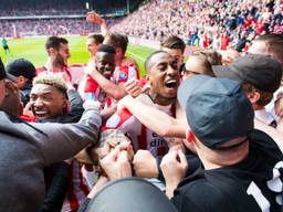 Steven Bergwijn en Joshua Brenet vieren de titel met de fans. (Foto: VI Images)