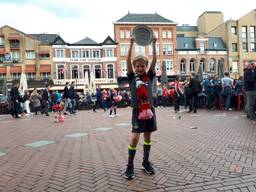 Deze jonge fan weet het zeker: de schaal is binnen! (Foto: SQ Vision)