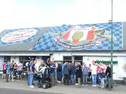 De PSV-vaandels pronken trots op het café (foto: Joep Deckers).