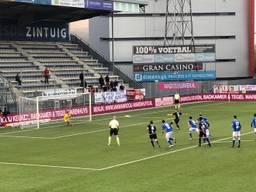 Cas Peters verzilvert de penalty voor FC Emmen (Foto: Paul Post)