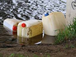 Jerrycans gedumpt in Dommel