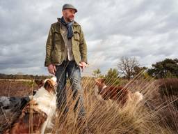 Andries met zijn collies op de heide. (Foto: Lola Ontwerpt)