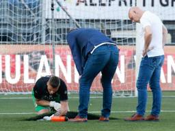 De doelman van FC Emmen probeert het kunstgras te maken (foto: OrangePictures).