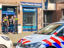 De man wordt onder meer verdacht van de gewapende overval op The Phone House in Nuenen. (Foto: Sem van Rijssel)