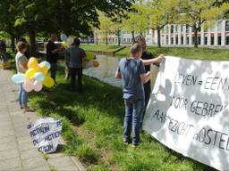 Omwonenden en leden van de SP Breda protesteerden zaterdag tegen de overlast van hostel Nightflight. (Foto: Radim Mazanek)