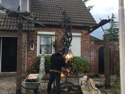 Kunsternaar Peter de Koning maakt monument voor Guy Gibson (foto: Jos Verkuijlen)