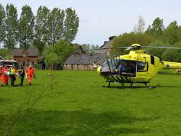 Het kind wordt naar de traumahelikopter gebracht(Foto: Persbureau Midden Brabant).