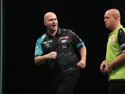 Rob Cross in actie tegen Michael van Gerwen. (Foto: Lawrence Lustig/PDC)