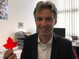 Timothy Noël van de TUE met het kunststof blad dat als een kleine energiecentrale werkt