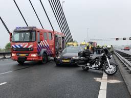 Vanwege het ongeluk werd de weg naar Utrecht afgesloten. (Foto: AS Media)
