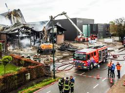 De brand word nageblust (Foto: GinoPress).