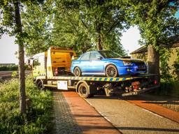 Deze blauwe auto werd ook opgeladen en meegenomen. (Foto: Danny van Schijndel)