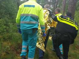 De politie vond de man na uren terug in een bos. (Foto: politie)