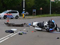 Veel schade aan de politiemotor. (Foto: Sander van Gils/SQ Vision)