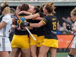 De hockeysters vieren feest na de eerste overwinning in de finale op Amsterdam. Foto: OrangePictures