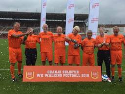 Het Nederlands walking footballteam. (Foto: Nationaal Ouderenfonds)