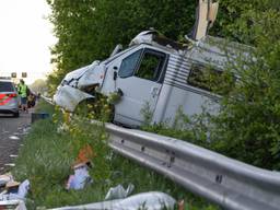 Camper vliegt over vangrail tussen Bavel en Ulvenhout (Foto: Tom van der Put, SQ Vision)