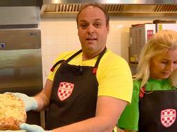 Frans Bauer in de keuken van Omroep Brabant.