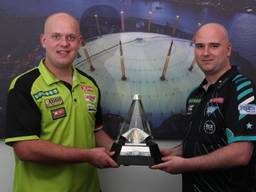 Michael van Gerwen en Rob Cross (foto: Lawrence Lustig/PDC)