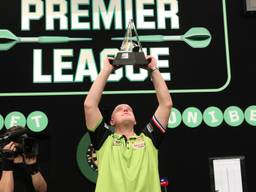 Michael van Gerwen met de Premier League-trofee (foto: Lawrence Lustig/PDC)