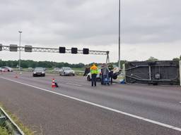 Een omgevallen caravan zorgde zaterdag voor een kilometerslange file. (Foto: Toby de Kort)