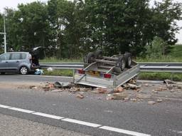 Een aanhangwagen kiepte zaterdagmiddag om op de A17. (Foto: Christian Traets)