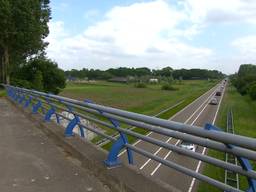 De stenen werden van het viaduct over de N279 bij Aarle-Rixtel gegooid.