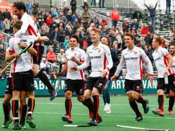 Vreugde bij de spelers van Oranje-Rood na de winst tegen Bloemendaal (foto: OrangePictures).