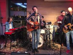 De studio van Omroep Brabant op de Meimarkt verandert in een Grand Café met live muziek. (Foto: Eefke Boelhouwers)