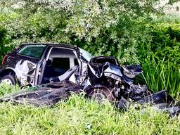 In Helmond werd het motorblok uit de auto geslingerd (foto: Danny van Schijndel)