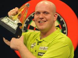 Michael van Gerwen met de Premier League titel van 2013 in zijn handen (foto: SkySports)