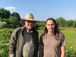 Guido Stooker (l) en Jaap van Kemenade in natuurgebied de Kaaistoep