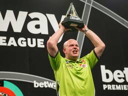 Van Gerwen met de Premier League-trofee in zijn handen (foto: VI Images).