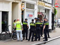 De politie zet een flink aantal mensen in. (foto: Erald van der Aa)