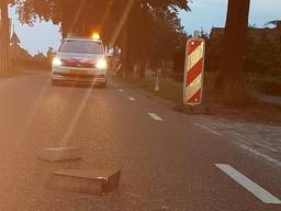 De stenen op de weg. (Foto: politieteam Weerijs)