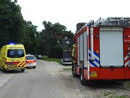 Ambulance, politie en brandweer nemen poolshoogte in Milheeze (foto: Danny van Schijndel).