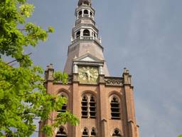 De klok van de Sint Jan staat stil op halfvijf. (Foto: Jan Peels)