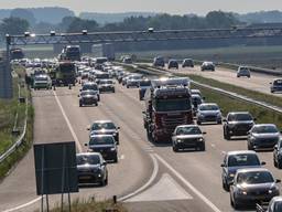 Op de A58 staat dinsdag een lange file door meerdere ongelukken. (Foto: Christian Traets)