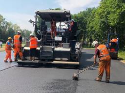 Het eerste asfalt voor de wagenbouwers wordt gelegd